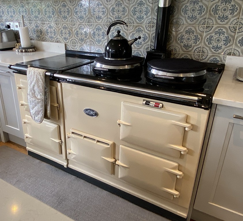 Oil aga range cooker